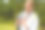 夏季登山时，年轻女子在树林里散步时使用手机。徒步旅行者在地形上的定位使用在线地图，一个应用程序在智能手机上。图片下载