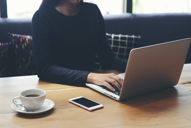 远程办公和会议在家办公概念。通过笔记本电脑在线工作的女商人。亚洲的年轻企业家观看网络研讨会，并在会议期间与团队进行视频会议图片下载