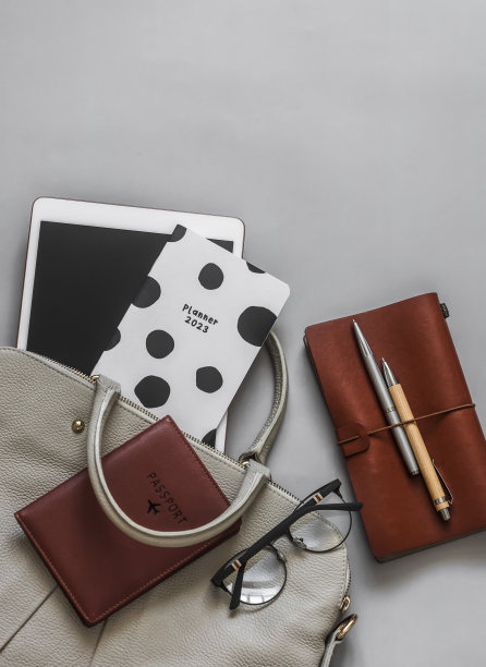 办公室女性的商业教育背景。女性包，平板电脑，记事本，灰色背景，俯视图图片下载