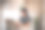 一个白人女商人在她的笔记本电脑上输入电子邮件的侧视图。图片下载