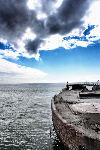 多云的天空俯瞰历史悠久的美国海军帕洛阿尔托舰基地图片下载