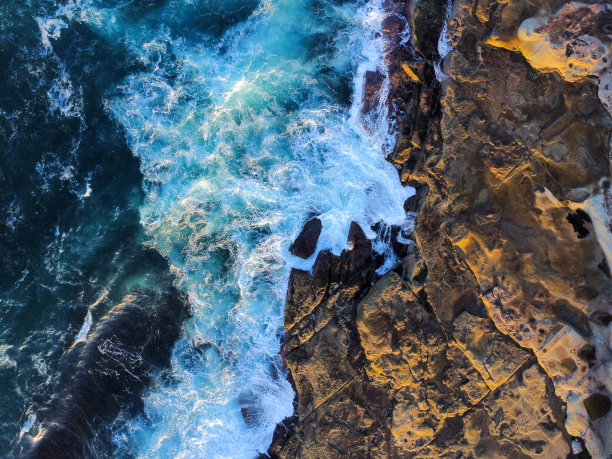海浪撞在岩石墙上图片下载