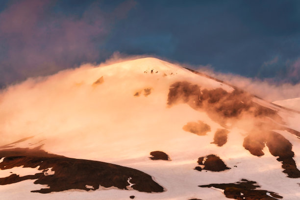 在冰岛高地的黄金时段，夕阳照耀在Kerlingarfjoll火山山顶，地热地区被雪覆盖图片下载