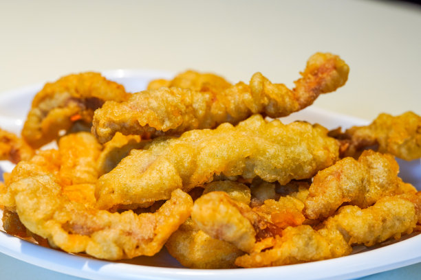 一盘美味的小脆肉的特写图片下载