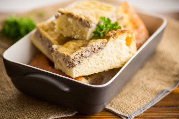 煮熟的肉馅饼，一块块放在盘子里图片下载