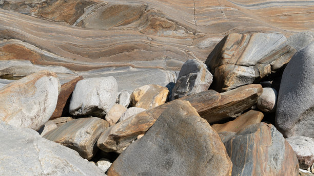 阿尔卑斯山的河岸岩石图片下载