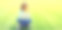 在绿色草地背景下的夏日公园里，一个女人拿着笔记本电脑喝着鲜榨果汁图片下载