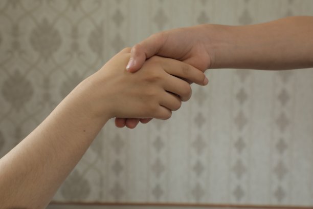 一个男人和一个女人握手图片下载