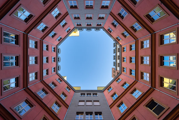 住宅建筑的低角度视图对清澈的蓝天图片下载