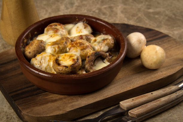 炖肉里塞满奶酪的蘑菇图片下载