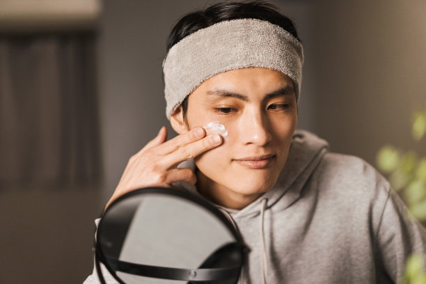 用天然有机天然保湿面霜做皮肤点护理的男士(男士美图)图片下载