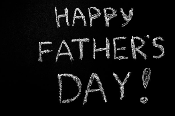 在黑色的黑板上手写父亲节快乐图片下载