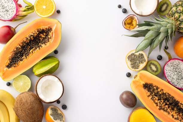 夏日天堂的概念。新鲜火龙果、猕猴桃、木瓜、菠萝、橙子、酸橙、格兰迪拉、杨桃、蓝莓和椰子在白色背景上的俯视图图片下载