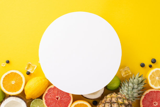 明亮的俯视图菠萝柑橘类水果的照片-橙子，柠檬，酸橙和葡萄柚在一个黄色的背景完美为您的夏季营销与一个空的圆圈理想的添加文字或标志图片下载