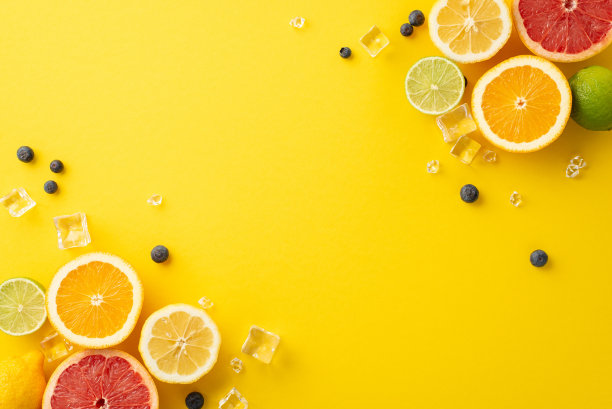 用这张黄色背景上的橙子、柠檬、酸橙和葡萄柚的照片给你的营销带来一些夏天的氛围，并留出空白的文字图片下载