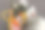 一名女子手持桃子，靠近黄色柳条袋的玫瑰、葡萄酒和法棍图片下载