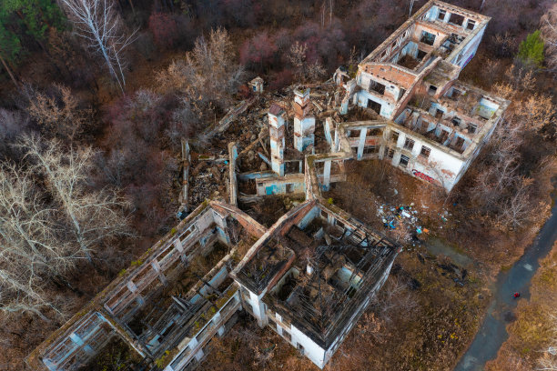 绿意盎然的废弃医院的几何墙。从无人机垂直向下看图片下载