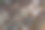 绿意盎然的废弃医院的几何墙。从无人机垂直向下看图片下载