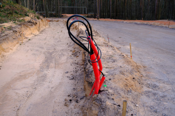 新建道路的初期建设交通建设。灯杆用电缆图片下载