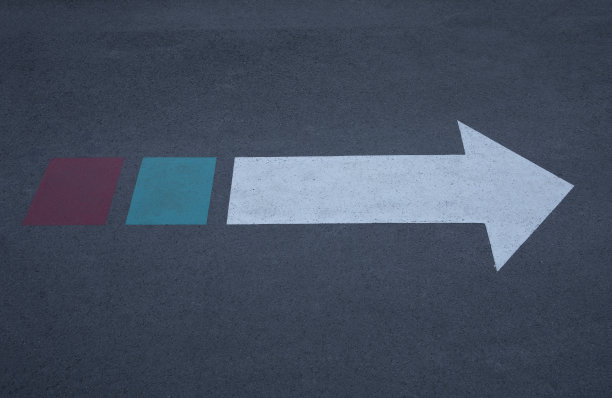 白色箭头标志，末端为绿色和红色。图片下载