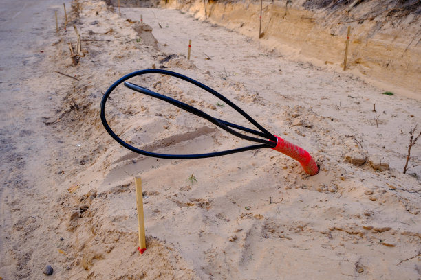 新建道路的初期建设交通建设。灯杆用电缆图片下载