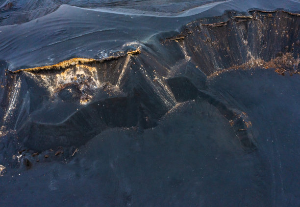 质感为黑色和紫色漆，带有金属夹杂物，工业废料堆积，具有工业色彩。图片下载