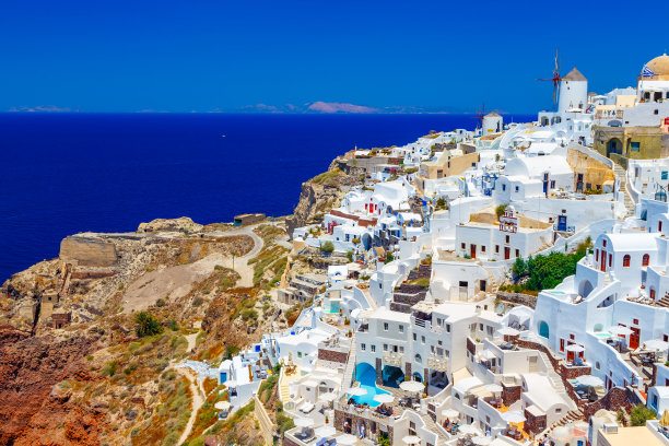 欧洲夏季旅游胜地。旅游概念，日落风景著名景观圣托里尼岛，伊亚，希腊。火山口美景，彩云，梦幻都市风光。度假全景，户外美景惊艳图片下载