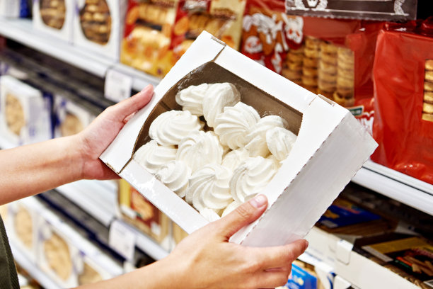 买方手中有一包棉花糖图片下载