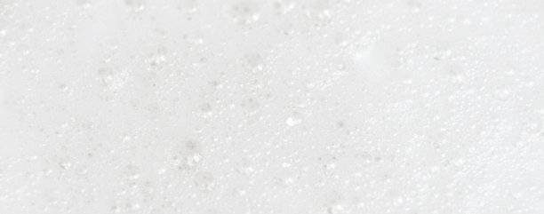 横幅广告。肥皂泡沫。抽象背景白色肥皂泡沫纹理。用泡沫洗发。在室内拍摄。图片下载