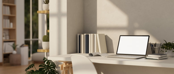 最小的家庭工作空间，笔记本电脑模型在舒适的客厅的桌子上图片下载