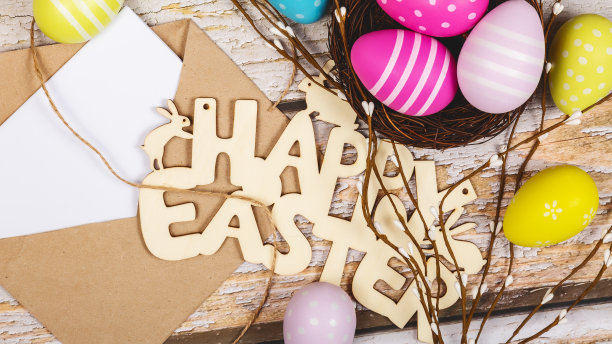 木制背景上的白色贺卡、复活节彩蛋和信封模型图片下载