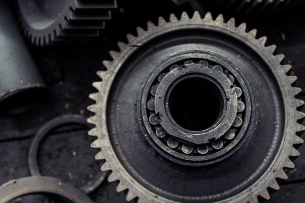 正齿轮、斜齿轮、锥齿轮的构造和生产。生锈的金属图片下载