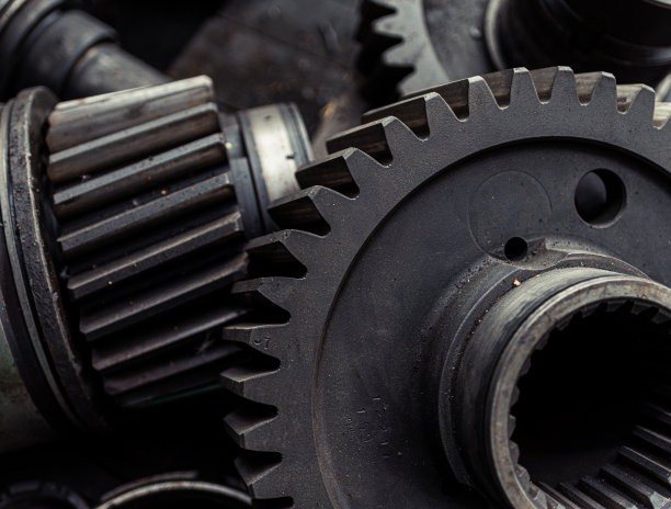 正齿轮、斜齿轮、锥齿轮的构造和生产。生锈的金属图片下载