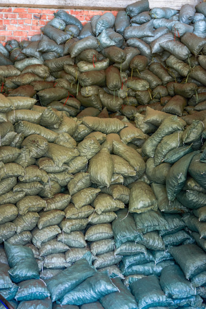 成堆的麻袋货物堆积在化学品仓库里图片下载
