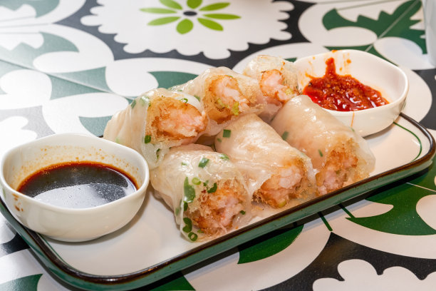 一盘美味的粤式早茶点心脆虾饭卷图片下载