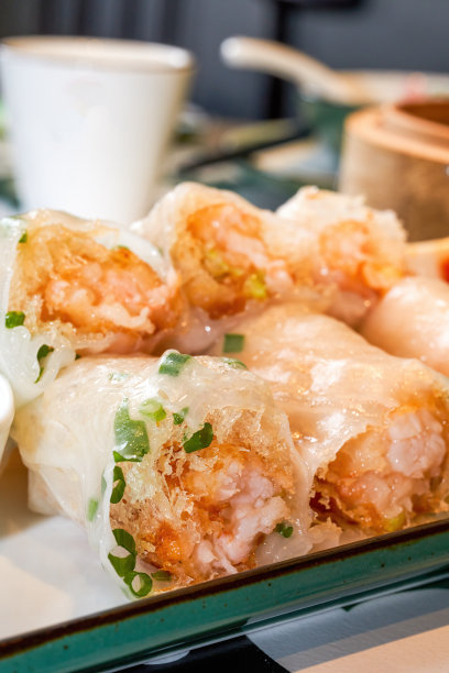 一盘美味的粤式早茶点心脆虾饭卷图片下载