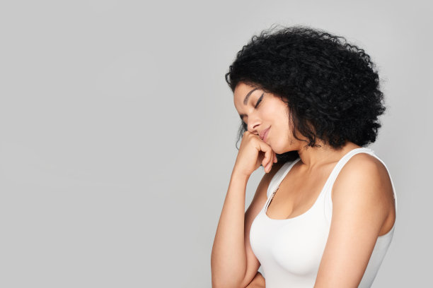 昏昏欲睡的混血年轻女性打着哈欠，用手捂着嘴图片下载