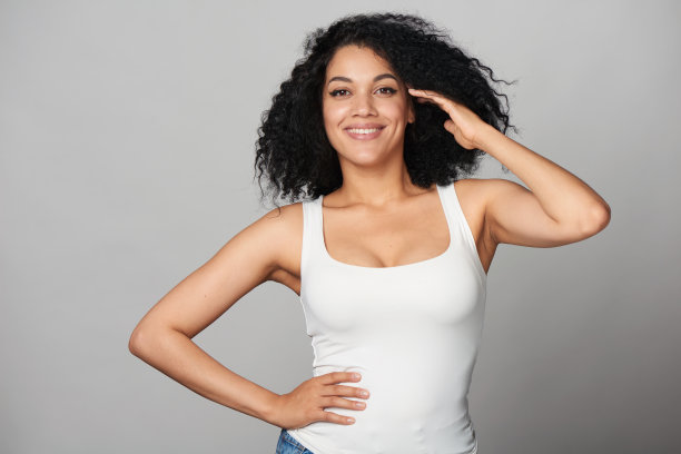 灰色背景下快乐的混血女孩图片下载