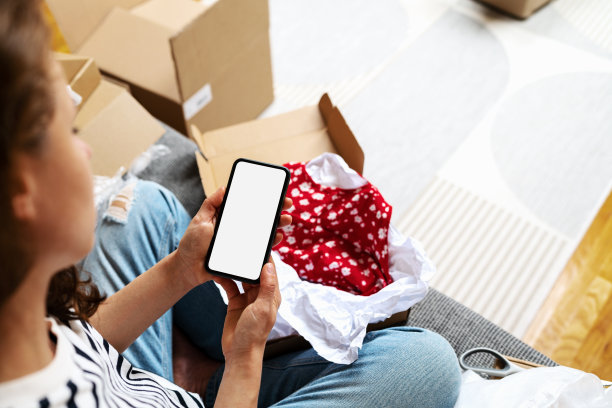 女性手持手机，手持空白屏，使用线上商店、快递服务的手机app的模型形象。图片下载