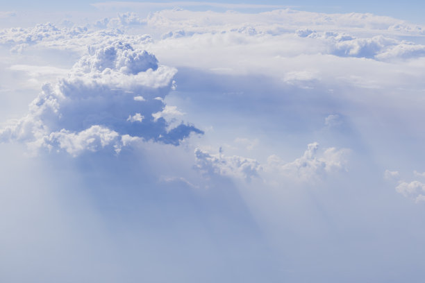 从飞机上看到的积云和积雨云。在蓝天下飞行时拍摄的照片。图片下载