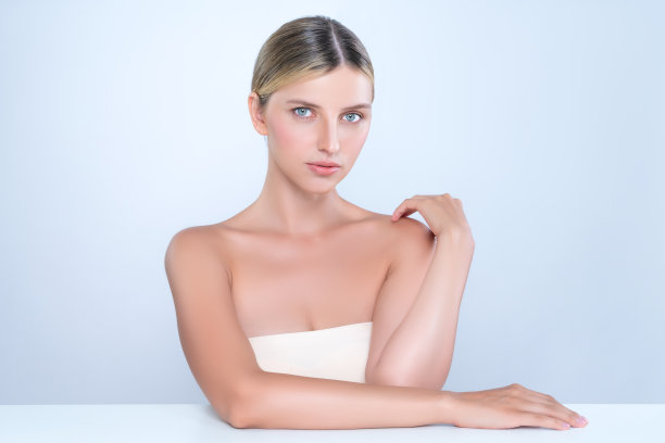 诱人的美丽的女人，完美的光滑和清洁的皮肤肖像。图片下载