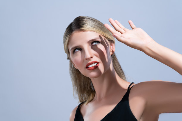 特写年轻女子诱人的软化妆覆盖脸与手。图片下载