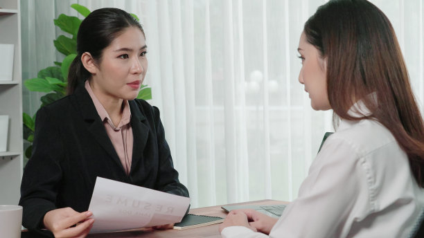 年轻而热情的应聘者与办公室的人力资源经理面谈。图片下载