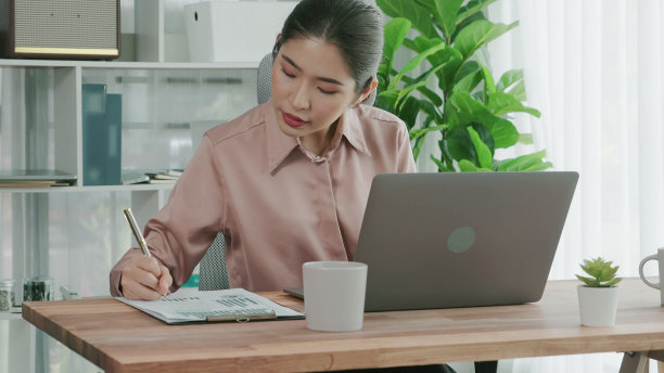 热情的女商人在办公室里打字。图片下载