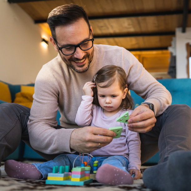 成年白人男子父亲与两岁的女儿玩耍图片下载