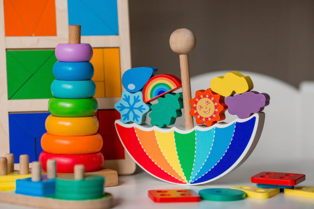 均衡器的玩具。儿童木制伞形玩具、彩色金字塔形儿童益智逻辑玩具。蒙特梭利儿童发展游戏。图片下载