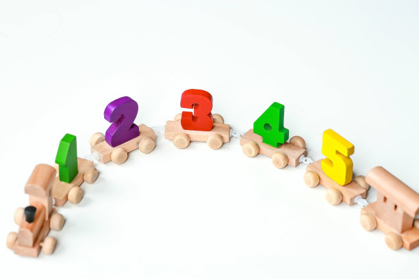 白色孤立背景上有数字的木制火车。儿童教育逻辑玩具在蒙台梭利游戏中用于发展。图片下载