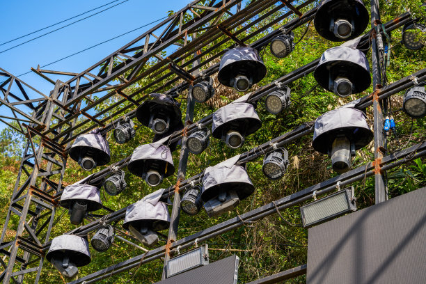 专业舞台上的探照灯和专业音响设备图片下载