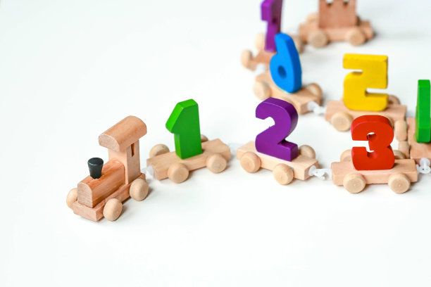 白色孤立背景上有数字的木制火车。儿童教育逻辑玩具在蒙台梭利游戏中用于发展。图片下载