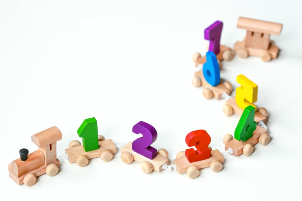 白色孤立背景上有数字的木制火车。儿童教育逻辑玩具在蒙台梭利游戏中用于发展。图片下载